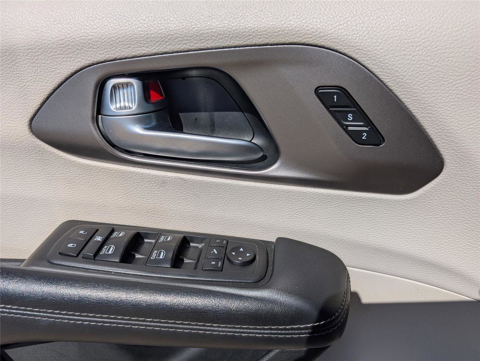 Used 2018 Chrysler Pacifica Limited image 15