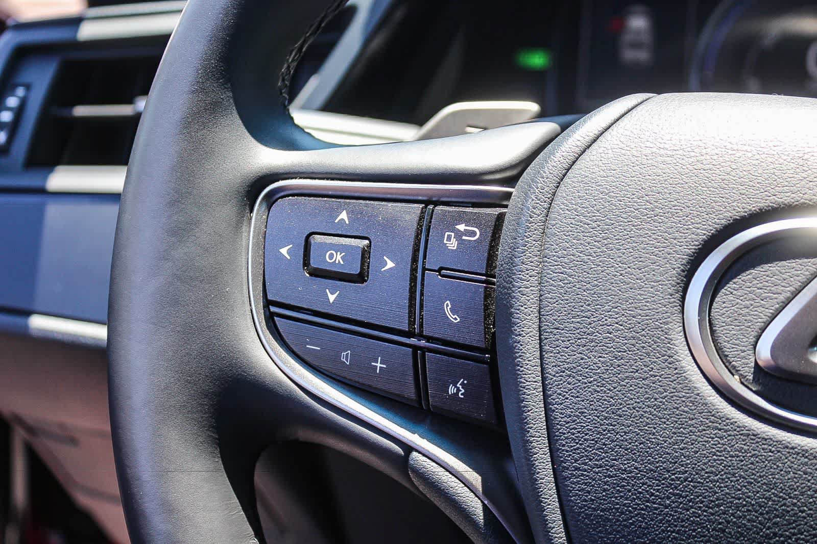 Used 2025 Lexus ES 300h w/ Premium Package FWD image 29