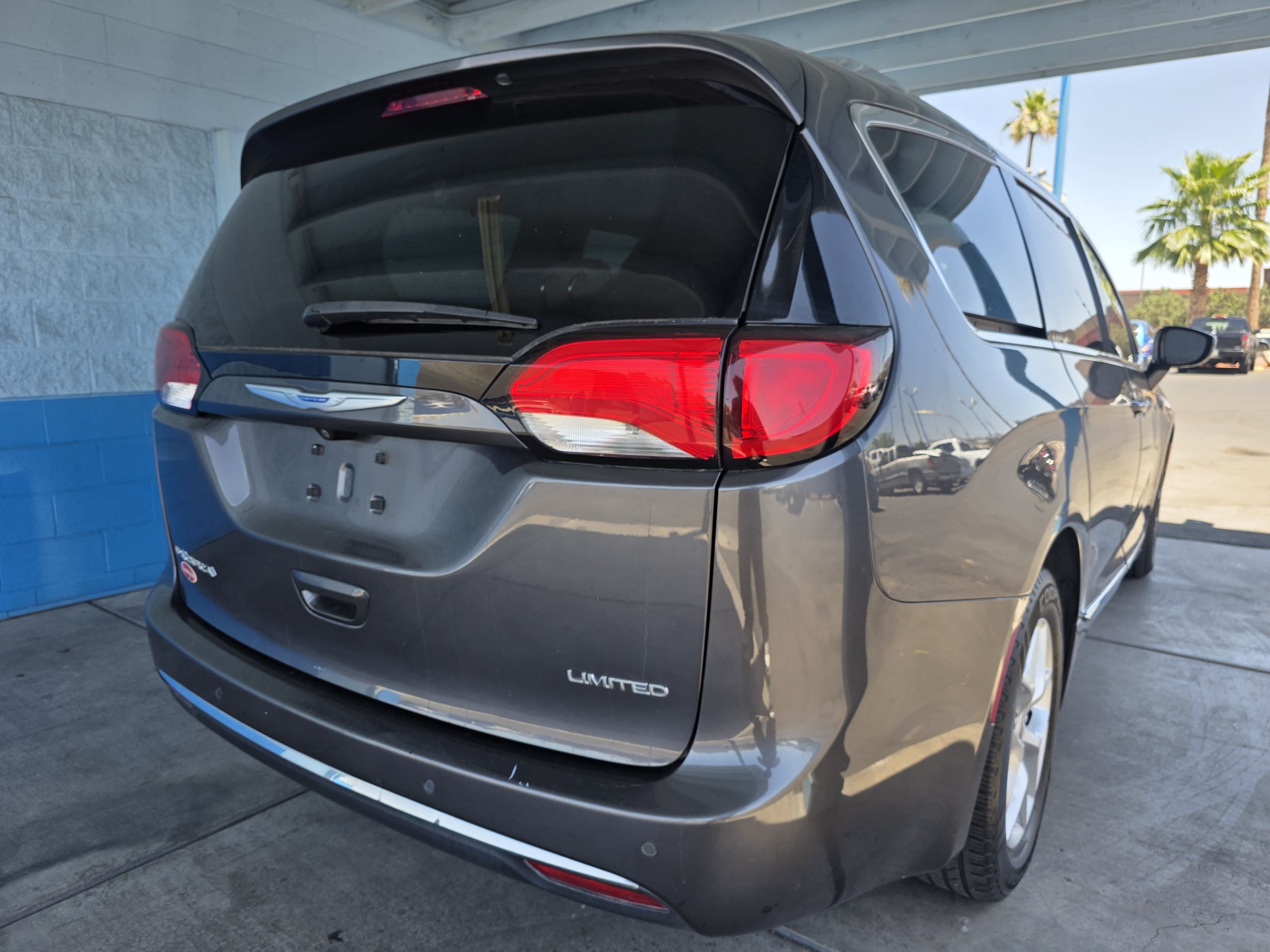 Used 2020 Chrysler Pacifica Limited FWD image 3