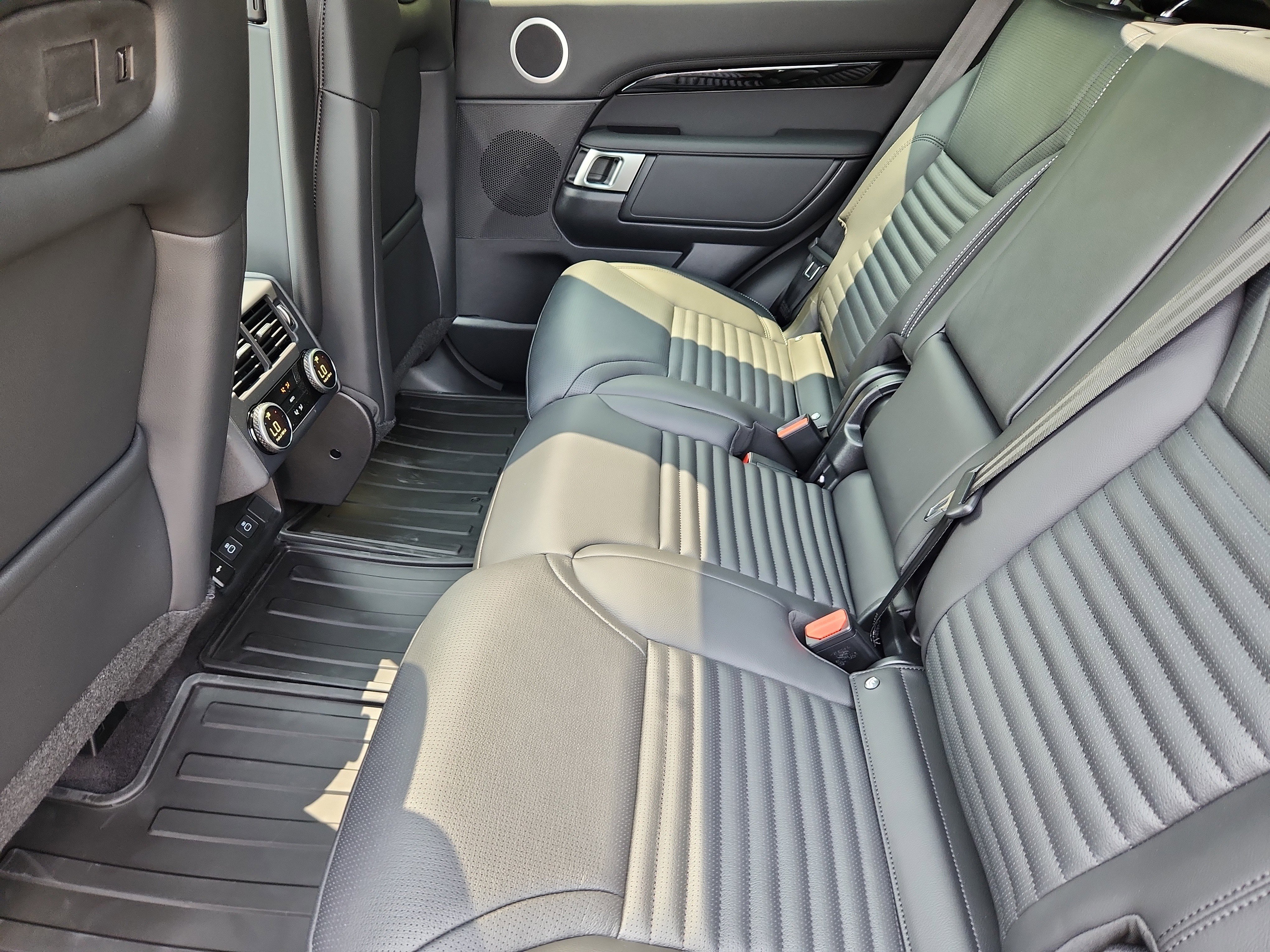 New 2025 Land Rover Discovery S image 5