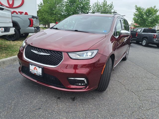 Used 2022 Chrysler Pacifica Limited FWD image 2