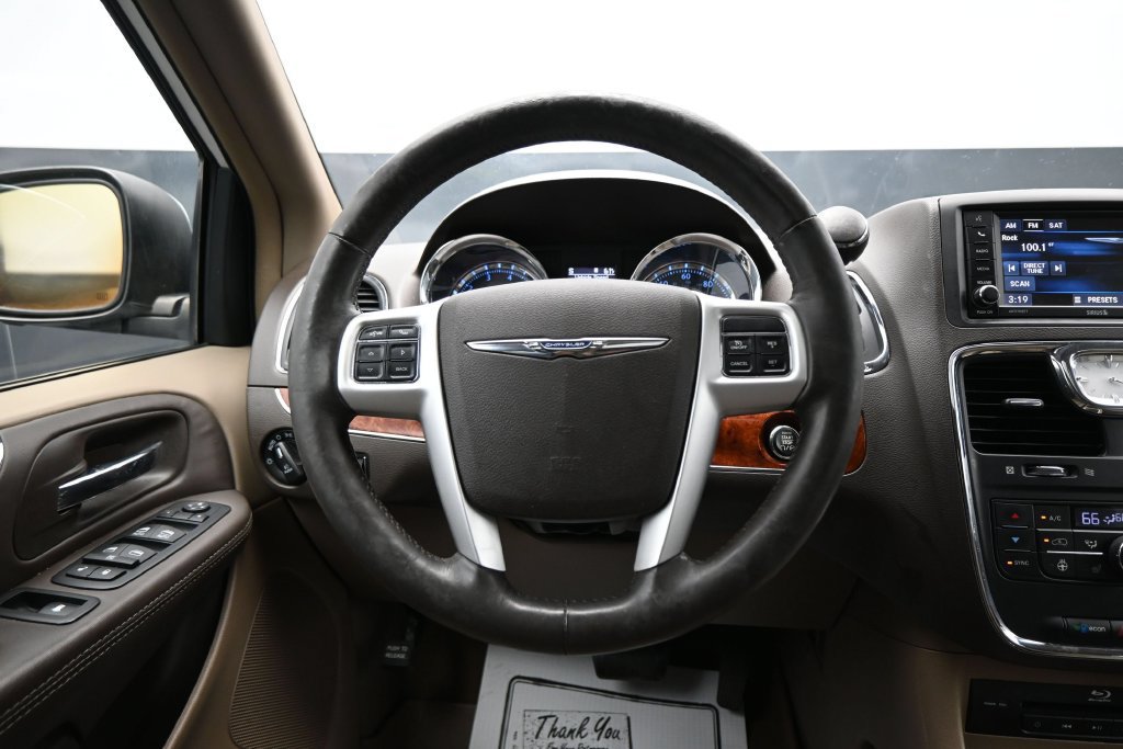 Used 2016 Chrysler Town & Country Touring-L FWD image 16