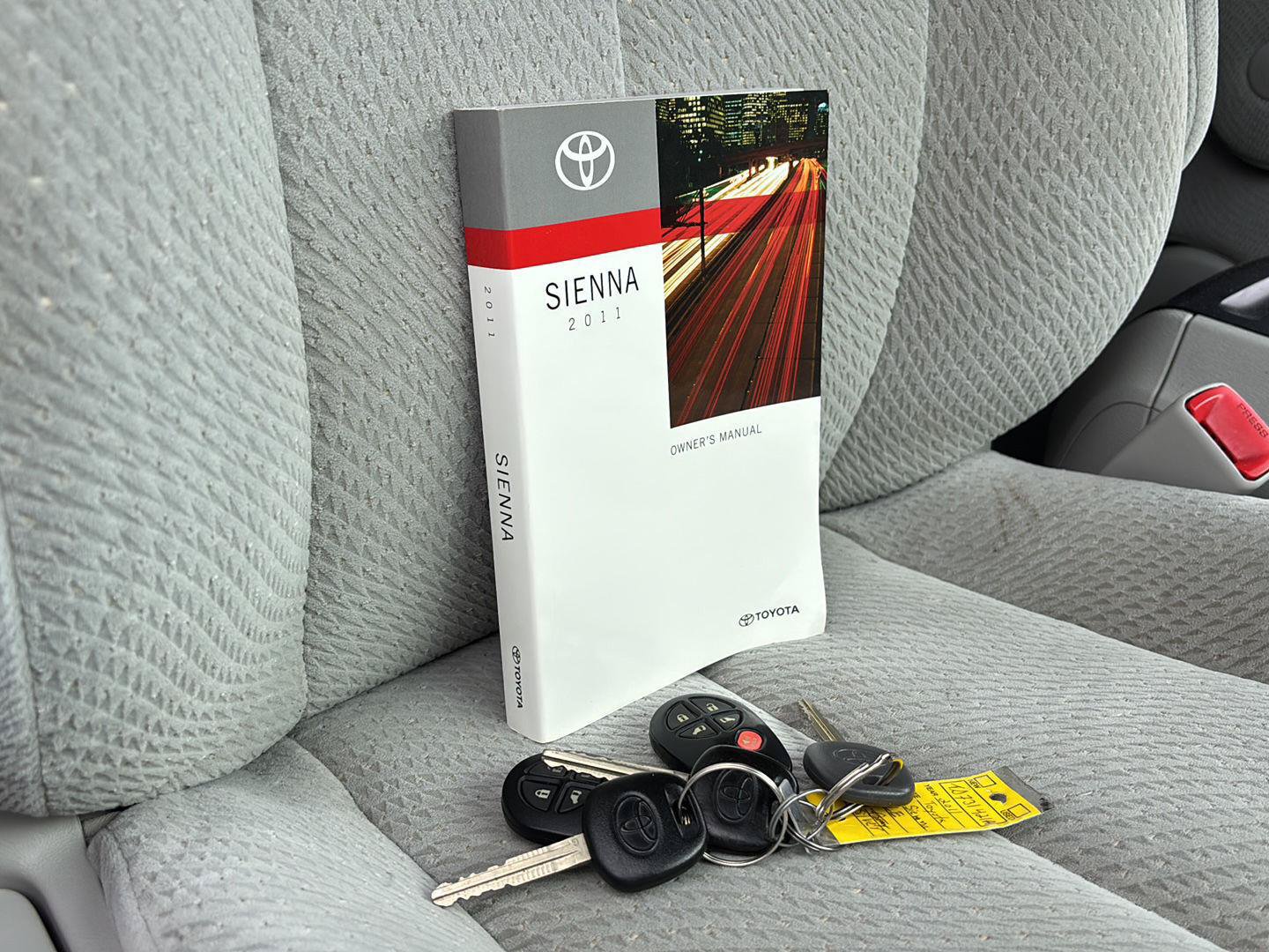Used 2011 Toyota Sienna LE w/ Towing Pkg FWD image 14