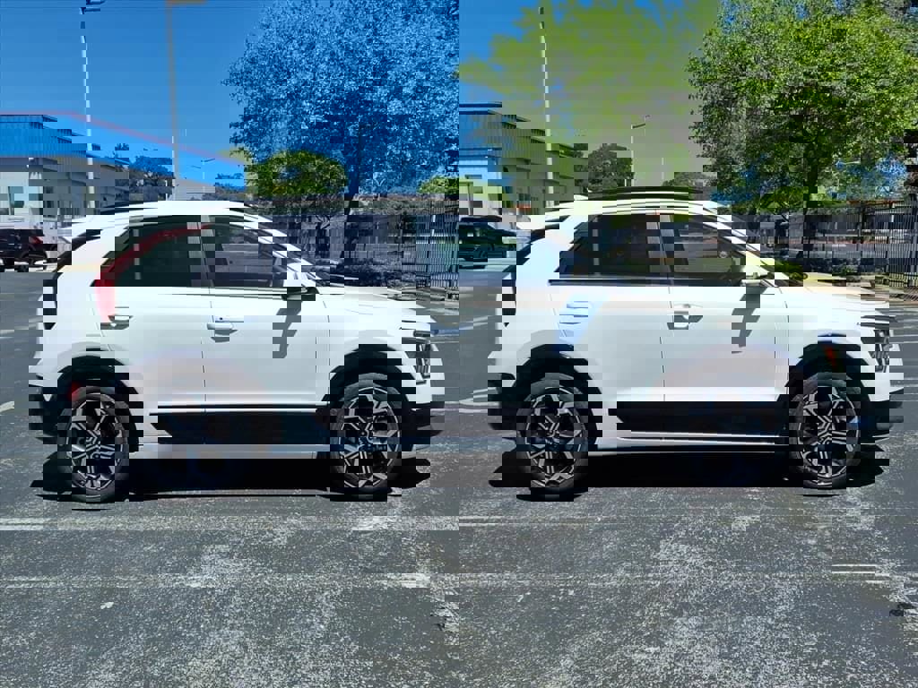 Used 2023 Kia Niro EX Touring image 2