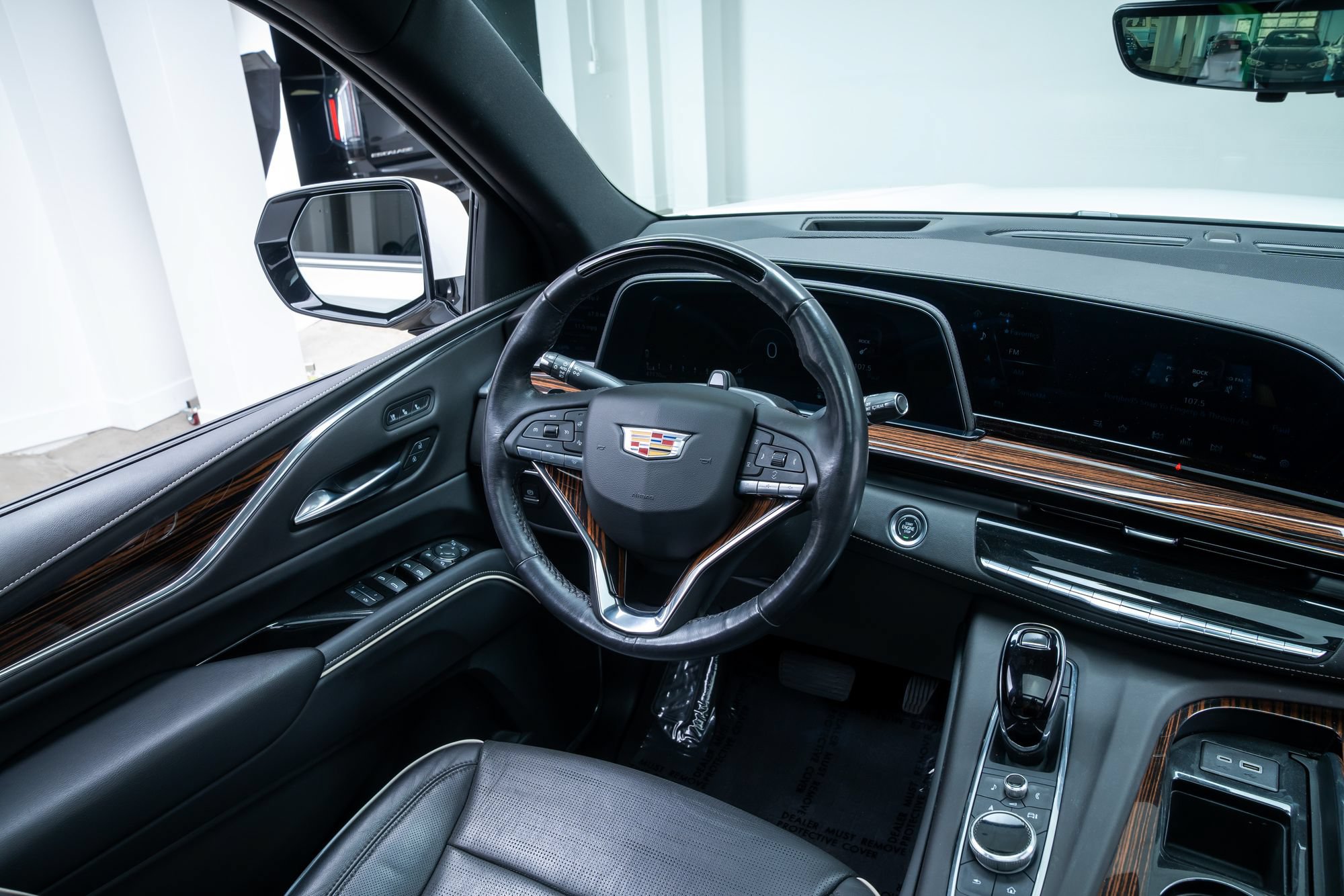 Used 2024 Cadillac Escalade Premium Luxury AWD/4WD image 9