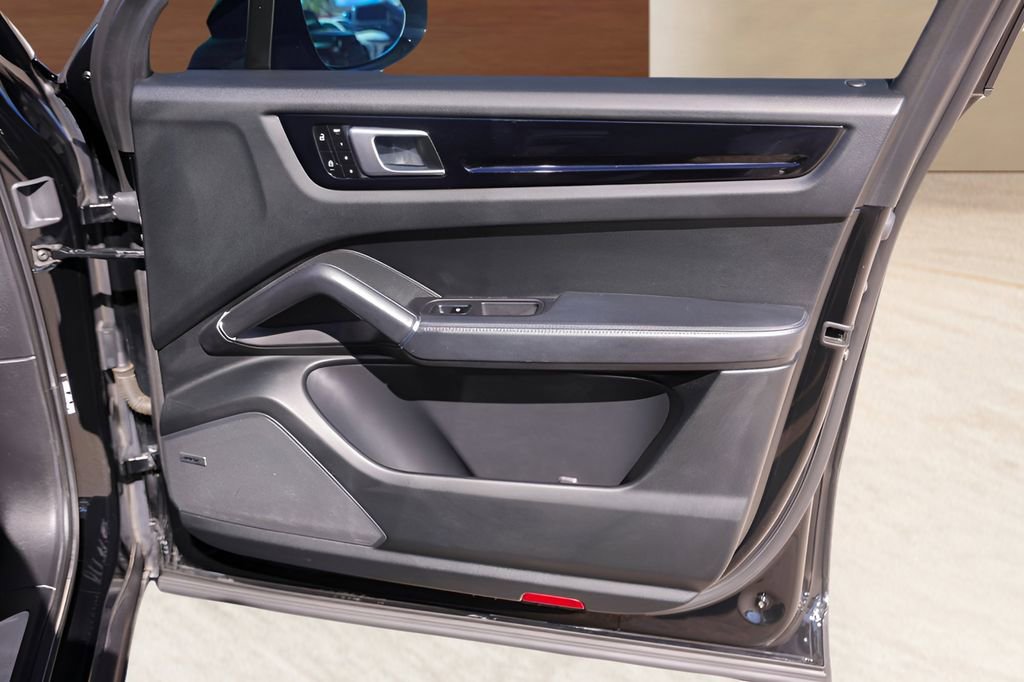 Used 2020 Porsche Cayenne E-Hybrid image 30