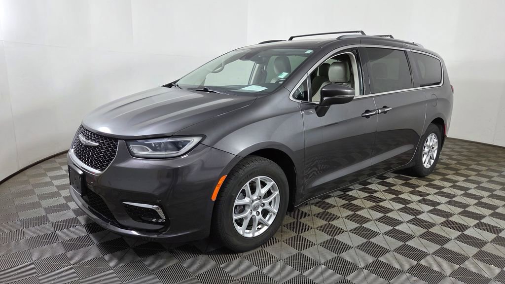 Used 2021 Chrysler Pacifica Touring-L FWD image 3
