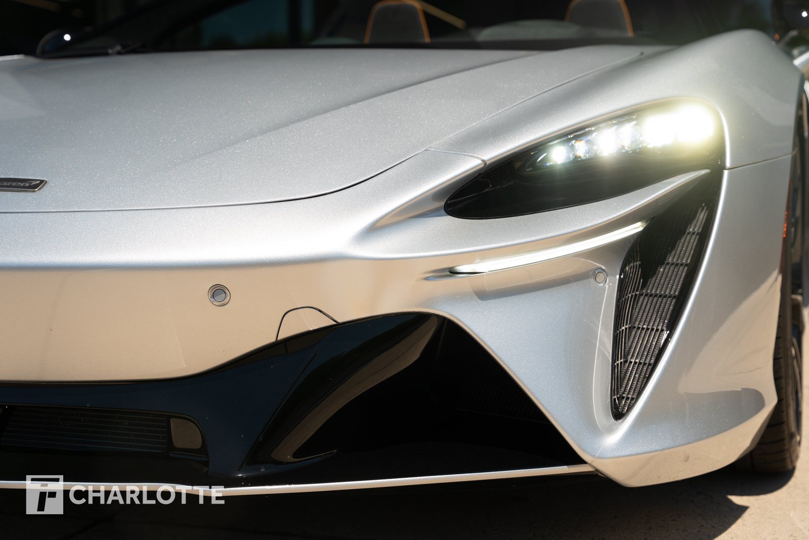 Used 2025 McLaren Artura Spider RWD image 5