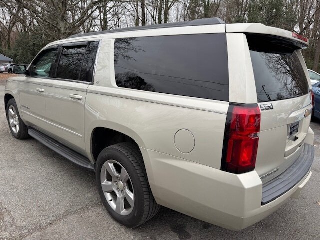 Used 2016 Chevrolet Suburban LT RWD image 2