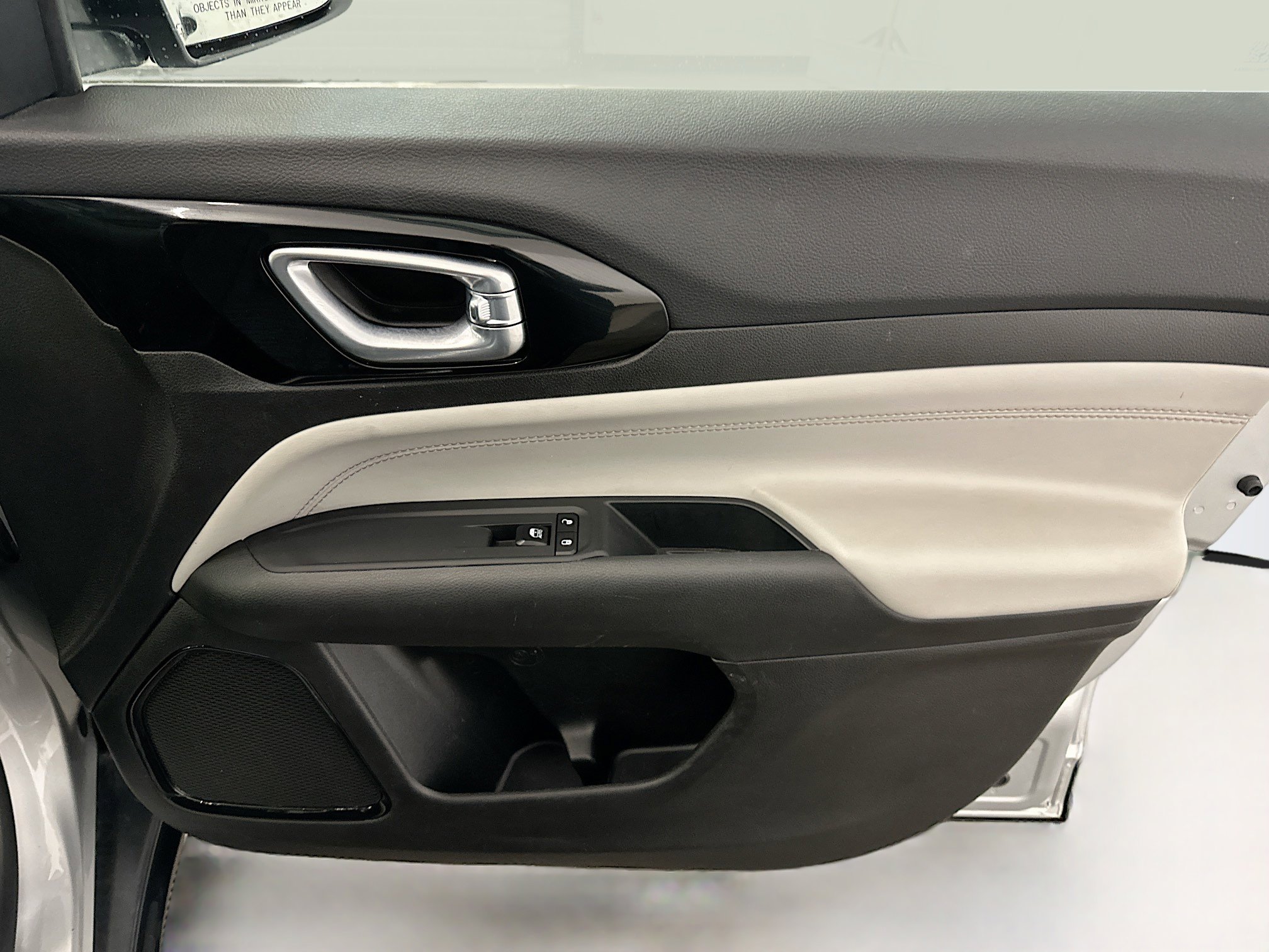 Used 2025 Jeep Compass Limited image 32