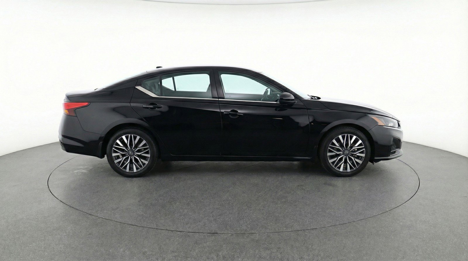 Used 2025 Nissan Altima 2.5 SV FWD image 11