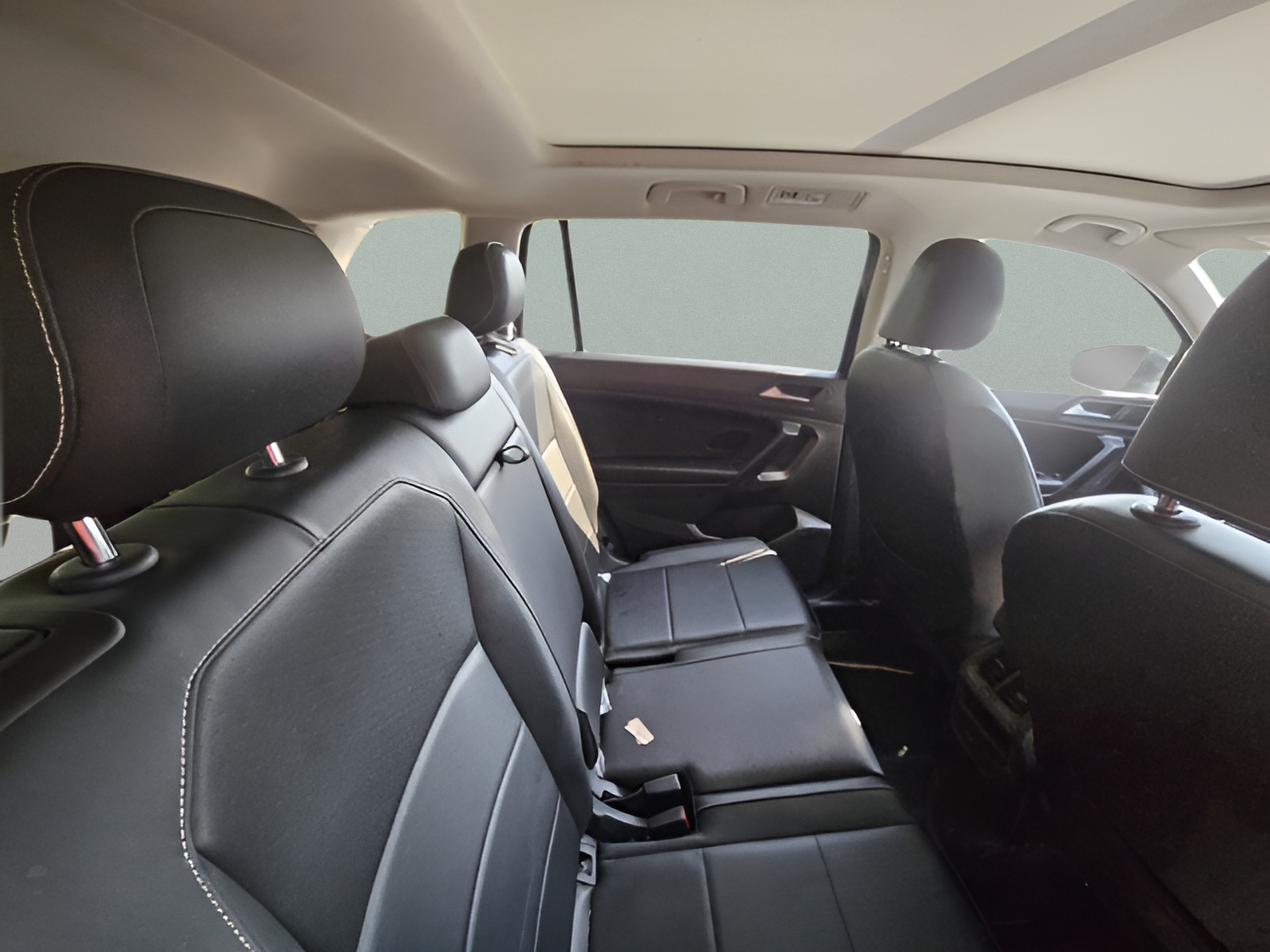 Used 2021 Volkswagen Tiguan SE w/ Panoramic Sunroof Package FWD image 5