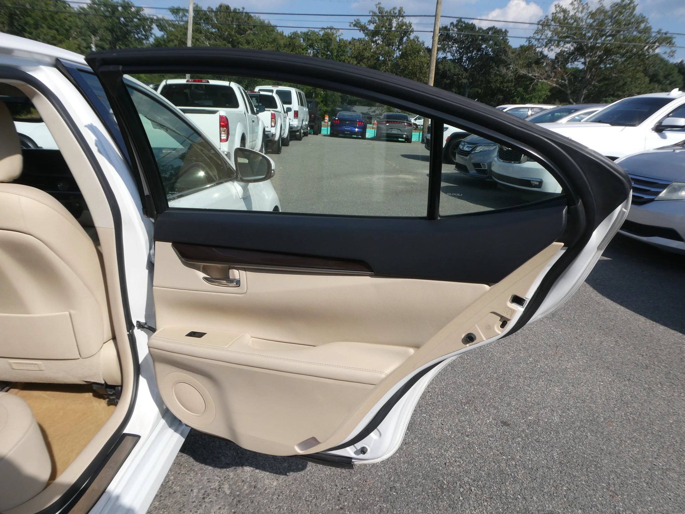 Used 2014 Lexus ES 350 w/ Luxury Package FWD image 29