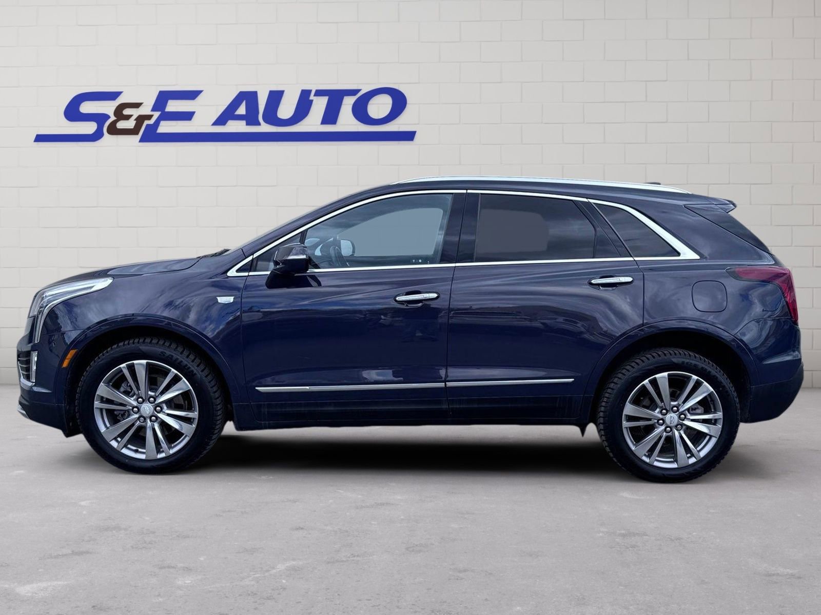 Used 2024 Cadillac XT5 Premium Luxury image 2