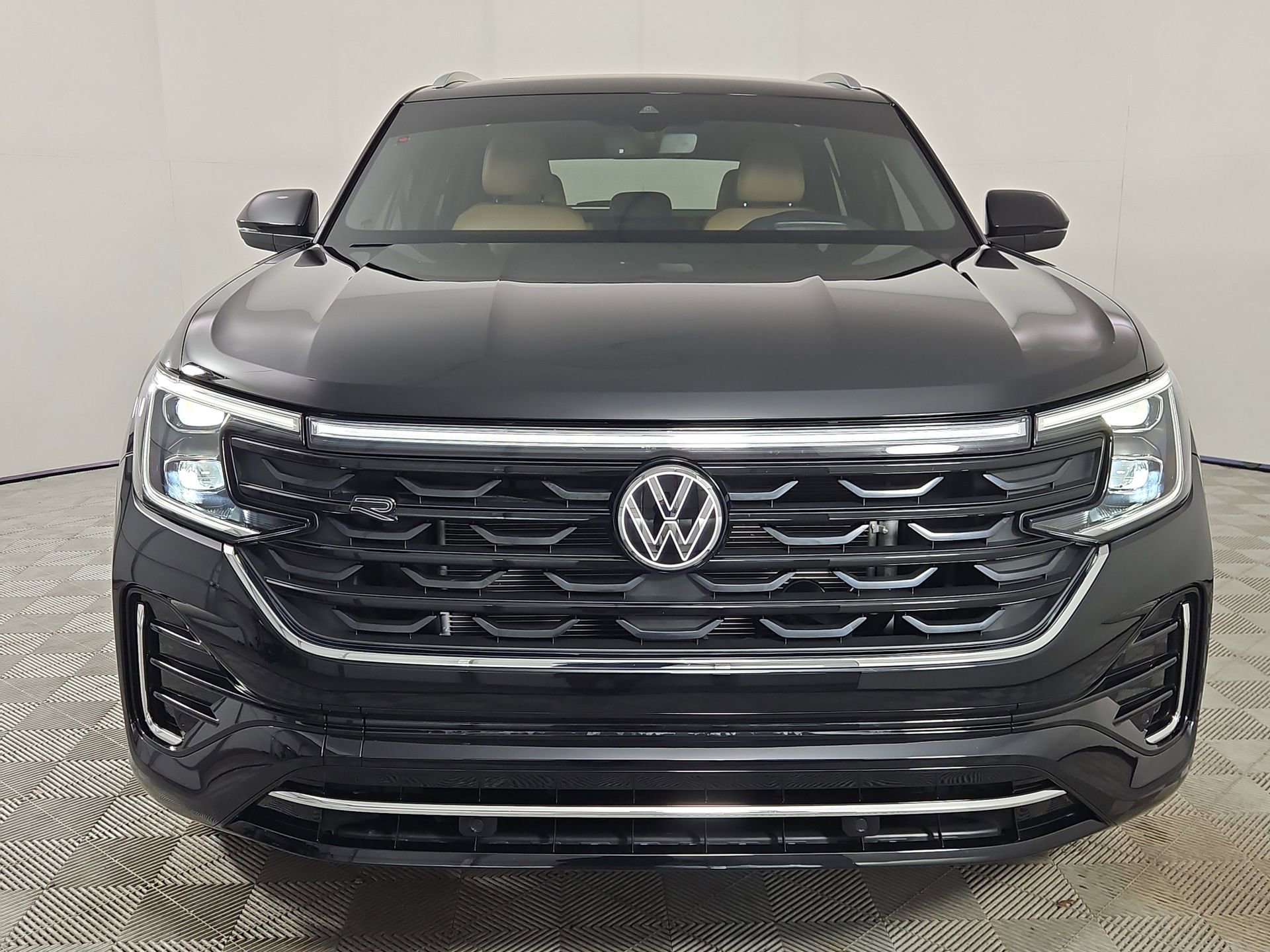 Used 2024 Volkswagen Atlas Cross Sport SEL R-Line AWD/4WD image 2