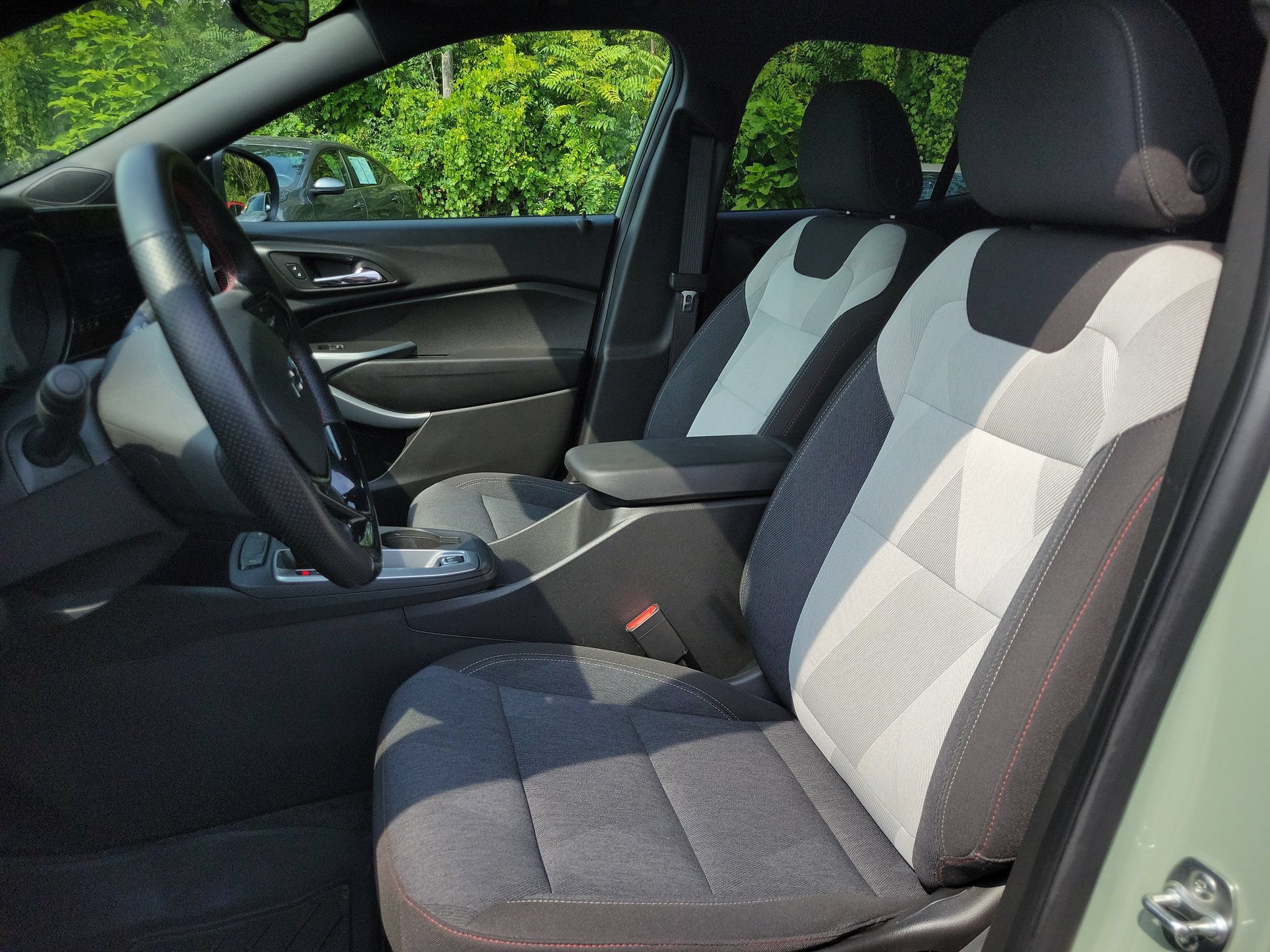 Used 2024 Chevrolet Trax RS w/ Sunroof Package FWD image 5