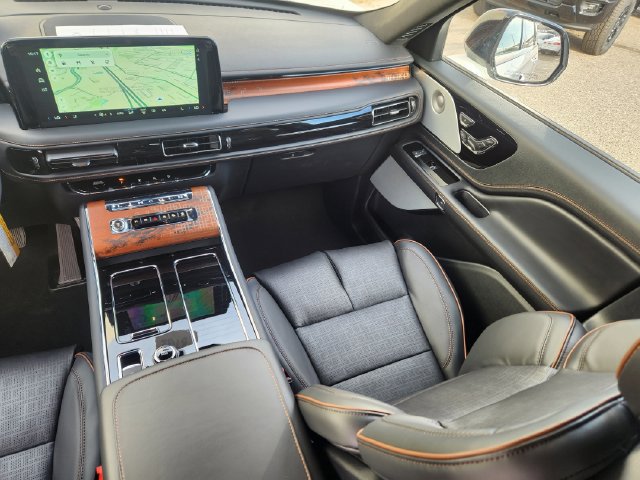 New 2026 Lincoln Aviator Black Label w/ Jet Appearance Package AWD/4WD image 12