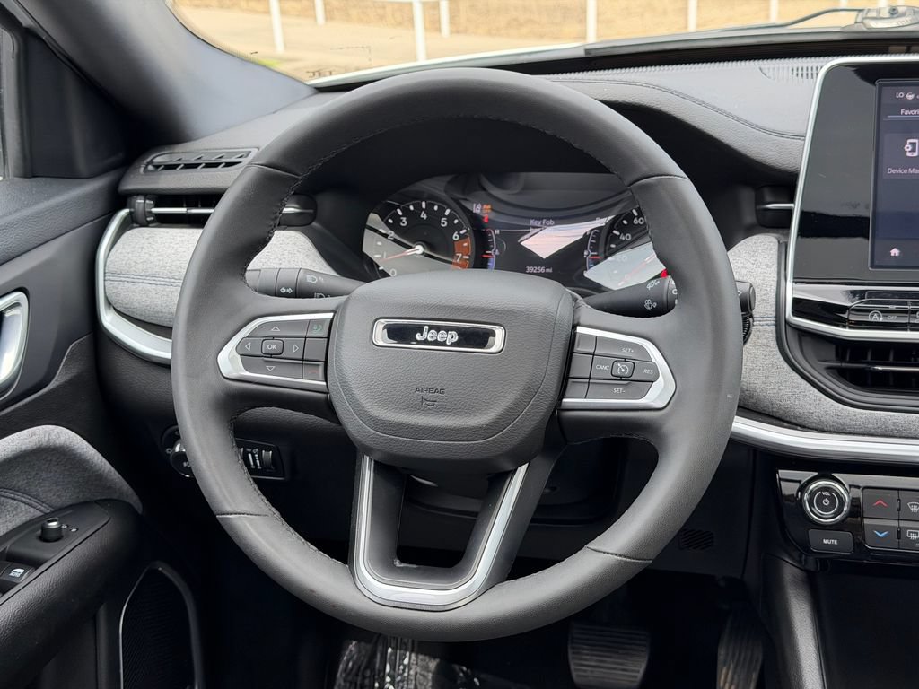 Used 2025 Jeep Compass Latitude w/ Sun & Sound Group AWD/4WD image 21