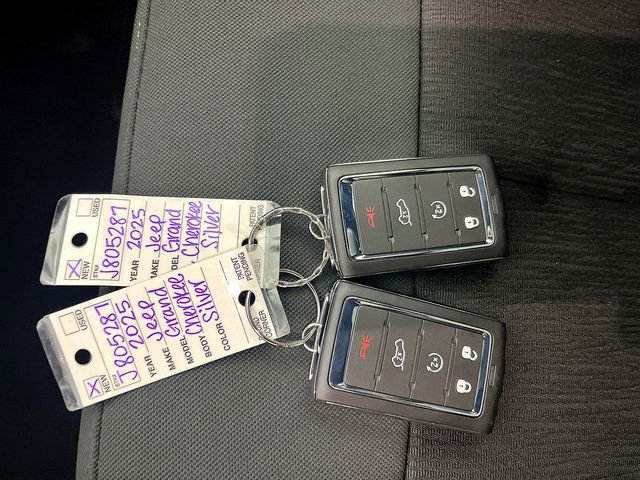 New 2025 Jeep Grand Cherokee Laredo w/ Luxury Tech Group I image 18