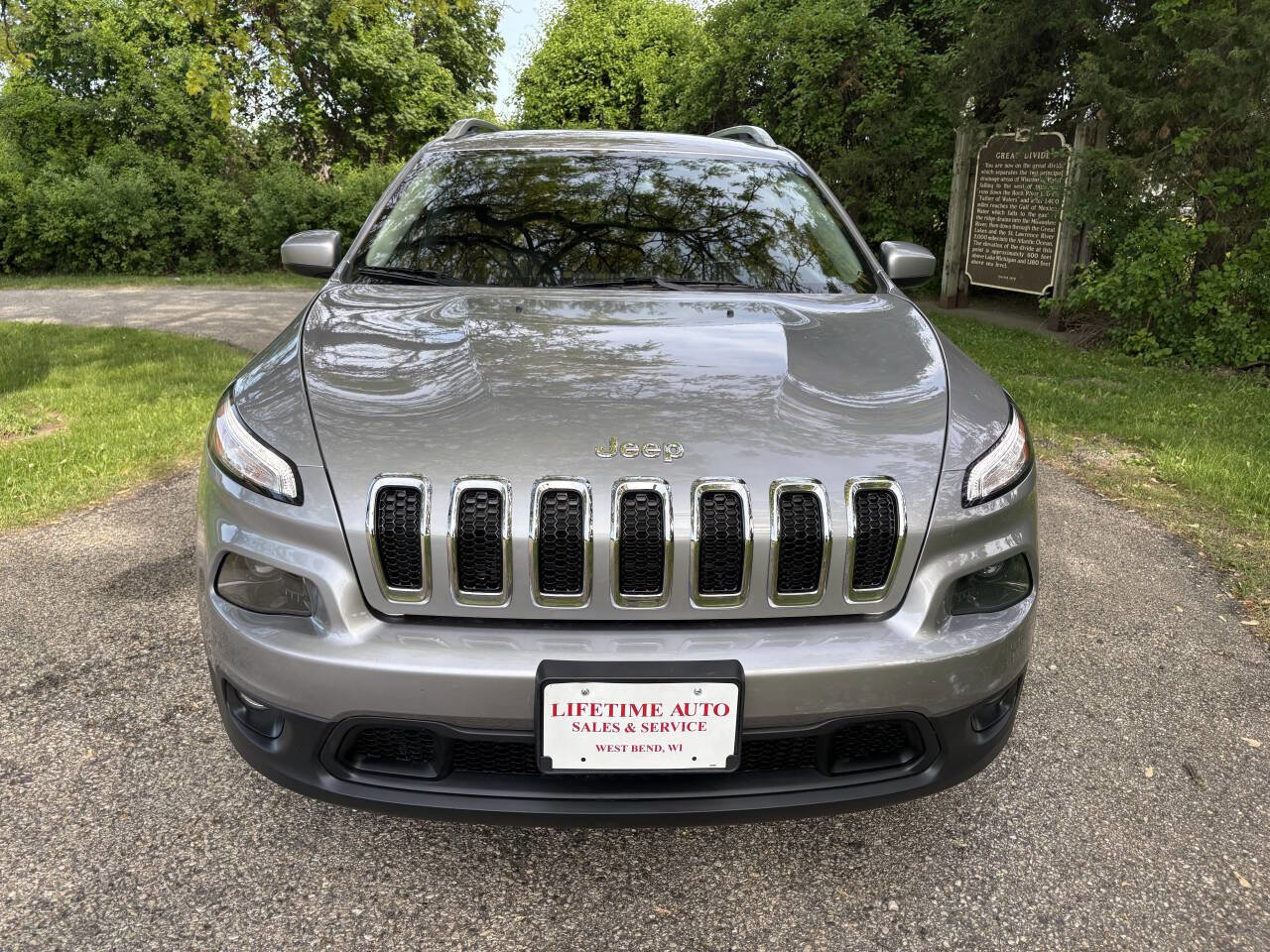 Used 2018 Jeep Cherokee Latitude w/ Cold Weather Group AWD/4WD image 8
