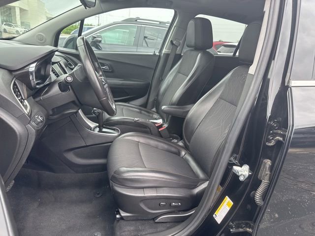 Used 2019 Chevrolet Trax LT w/ Sun & Sound Package FWD image 11