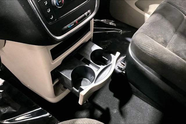 Used 2017 Dodge Grand Caravan SE w/ UConnect Hands-Free Group image 18