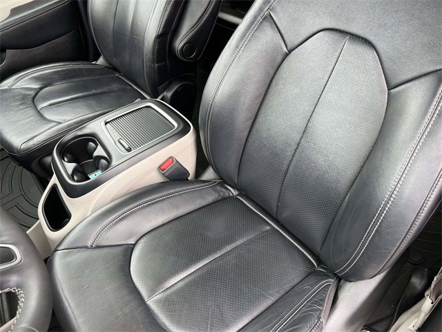 Certified 2022 Chrysler Pacifica Touring-L w/ Uconnect Theater Family Group image 23