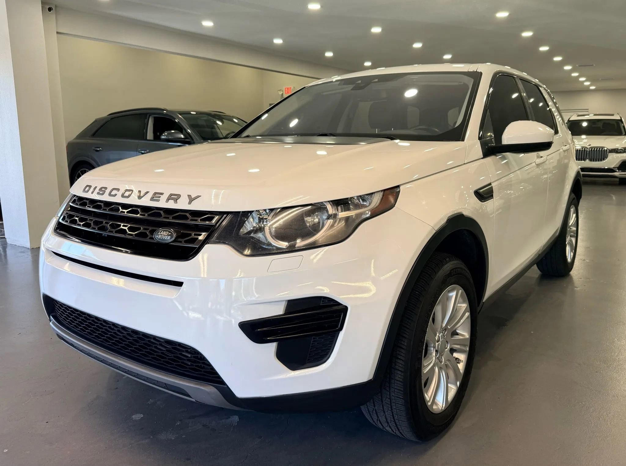 Used 2017 Land Rover Discovery Sport SE image 3