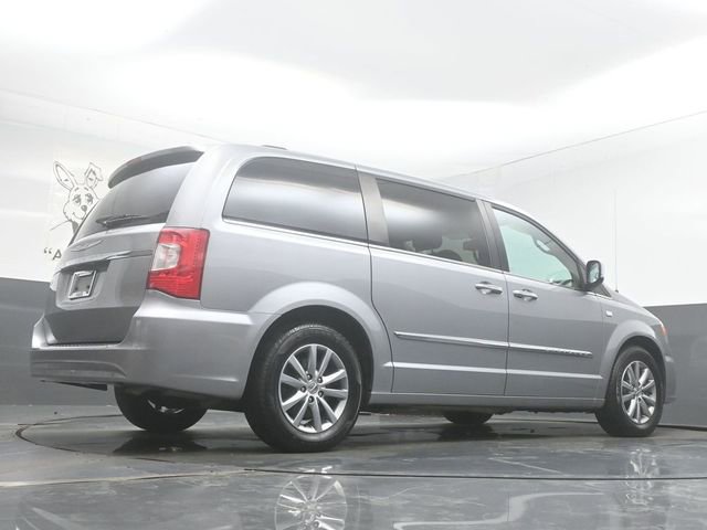 Used 2014 Chrysler Town & Country Touring-L image 33