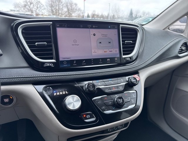 Used 2024 Chrysler Pacifica Select image 12