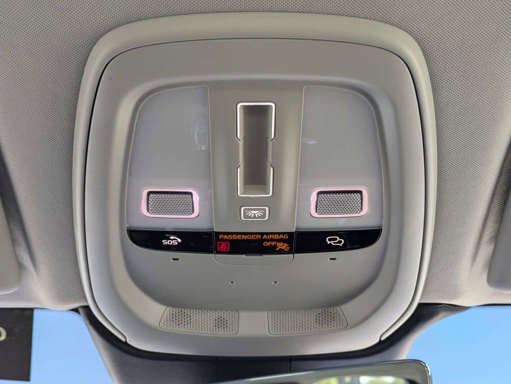 Used 2023 Volvo XC60 B5 Ultimate w/ Climate Package image 24