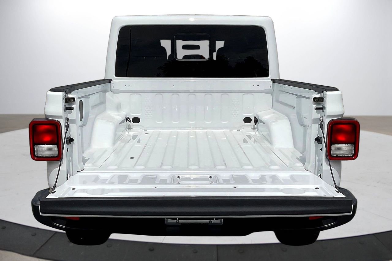 Certified 2025 Jeep Gladiator Sport image 25