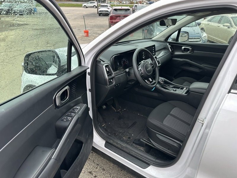 Used 2023 Kia Sorento LX image 8