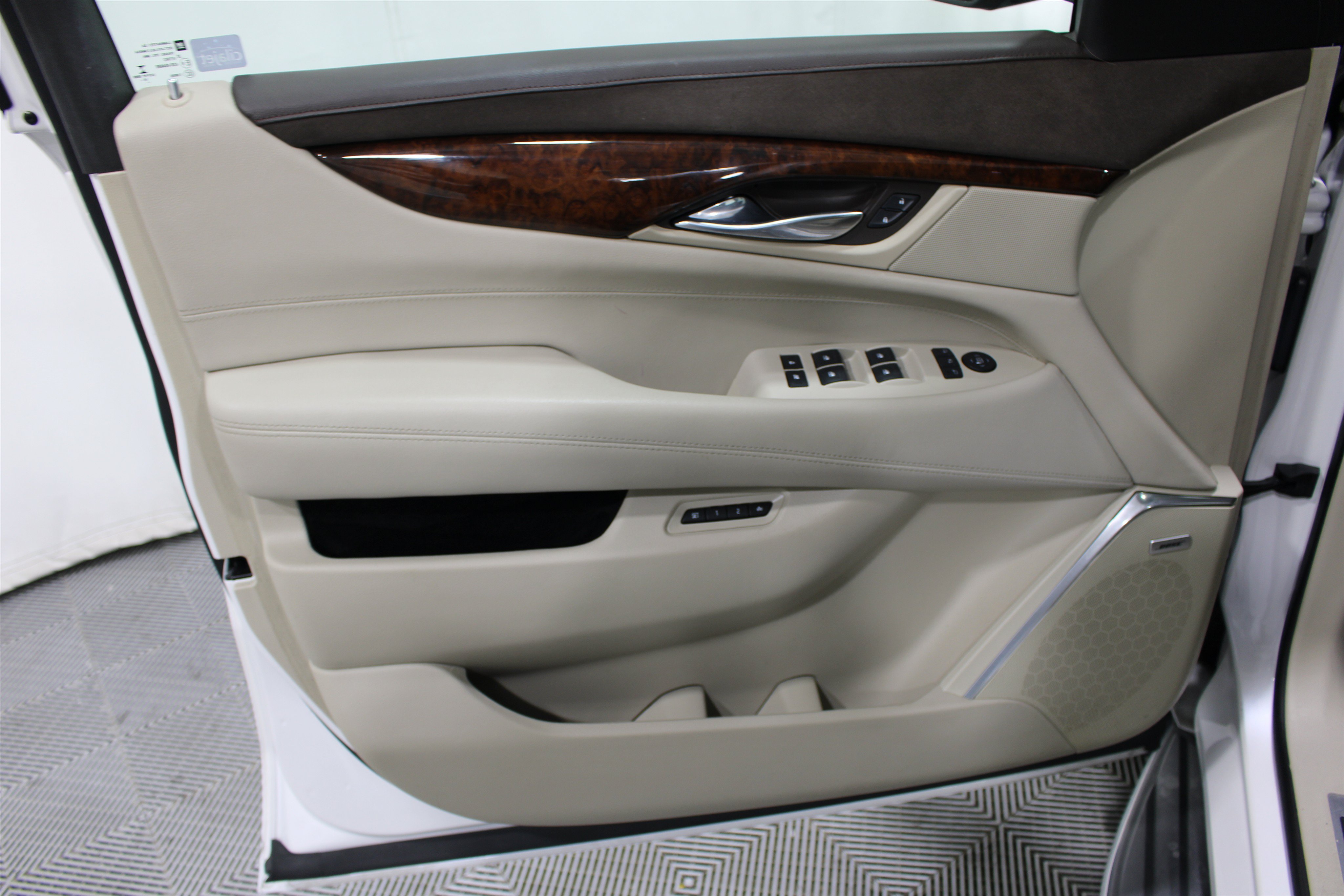 Used 2016 Cadillac Escalade Luxury AWD/4WD image 6