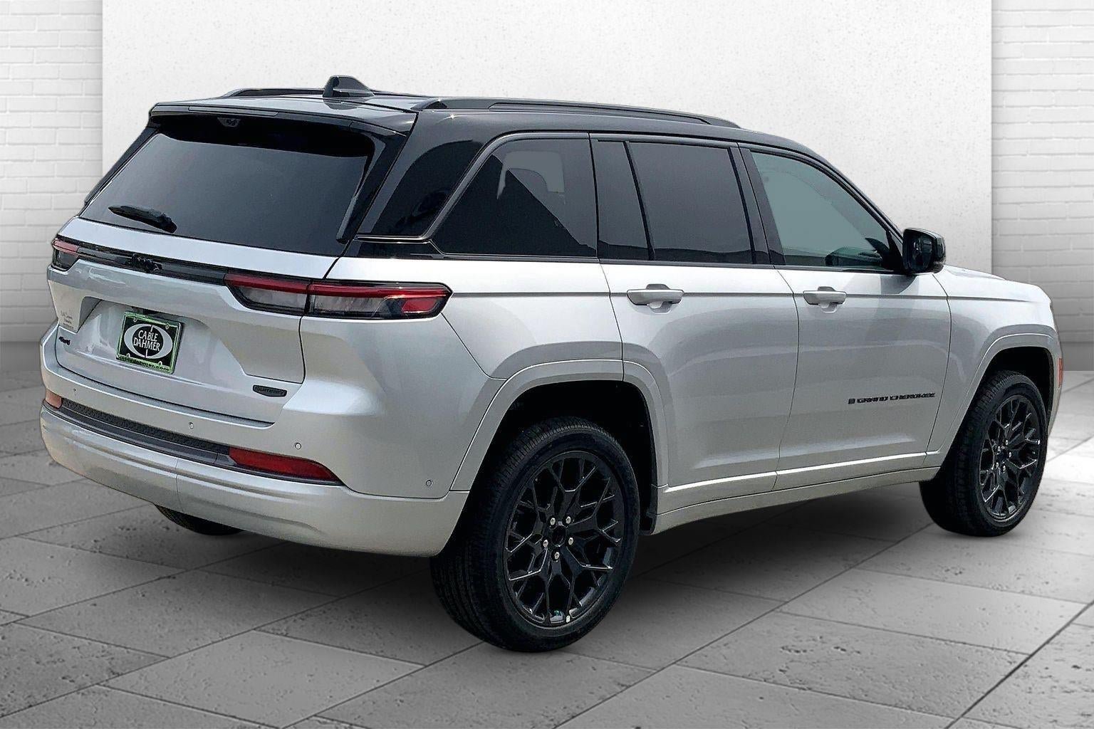 New 2026 Jeep Grand Cherokee Summit w/ Obsidian Package AWD/4WD image 13
