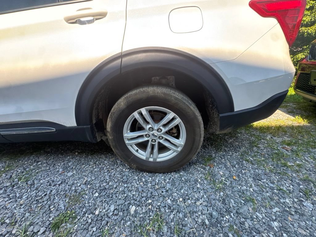 Used 2023 Ford Explorer XLT AWD/4WD image 2