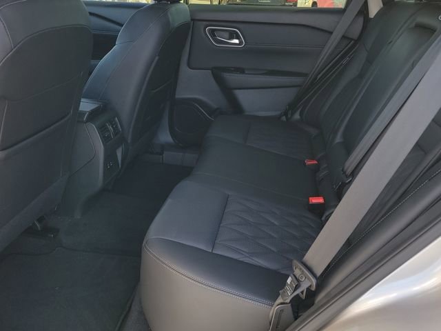 Used 2025 Nissan Rogue Platinum image 8