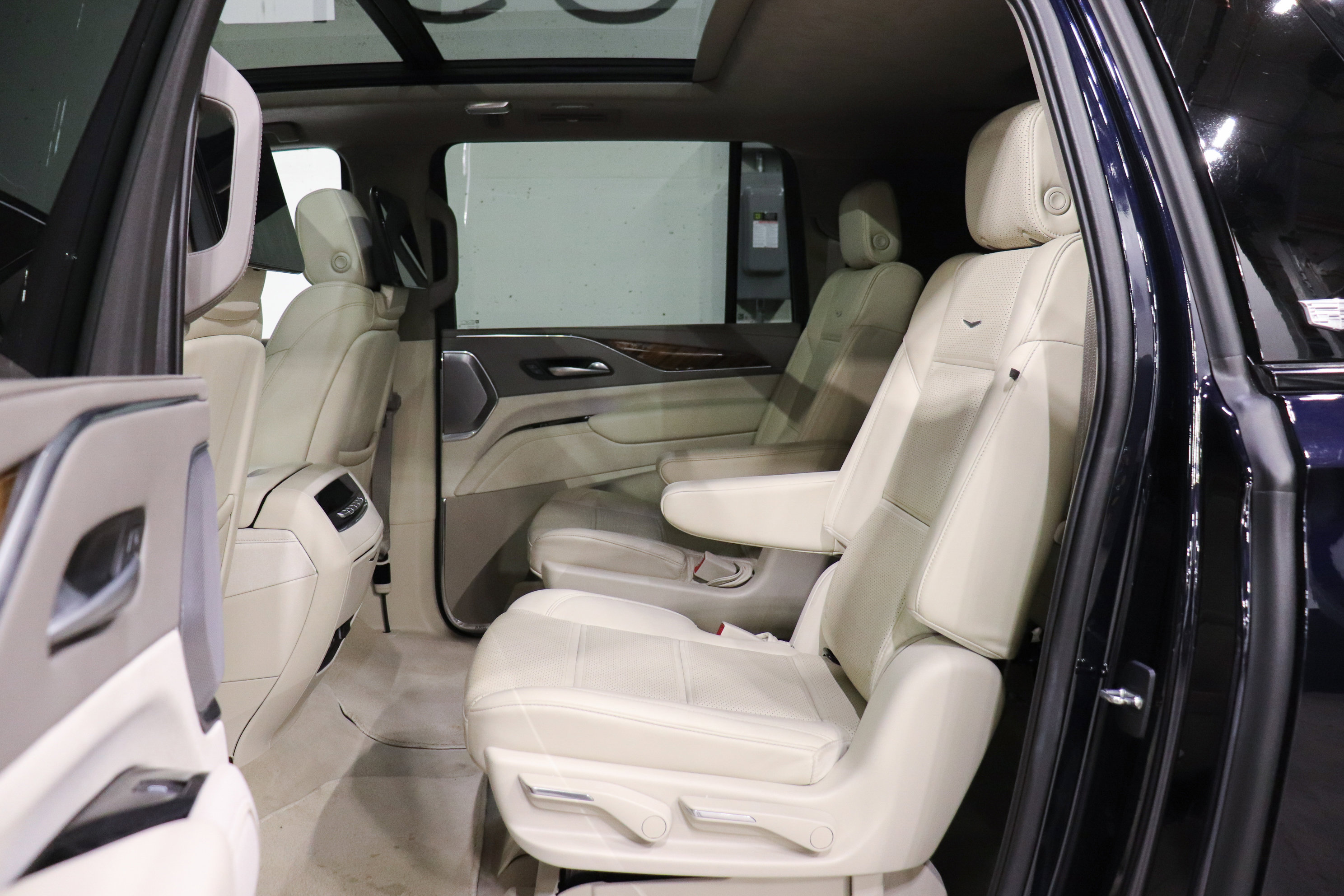 Used 2022 Cadillac Escalade ESV Sport Platinum image 19