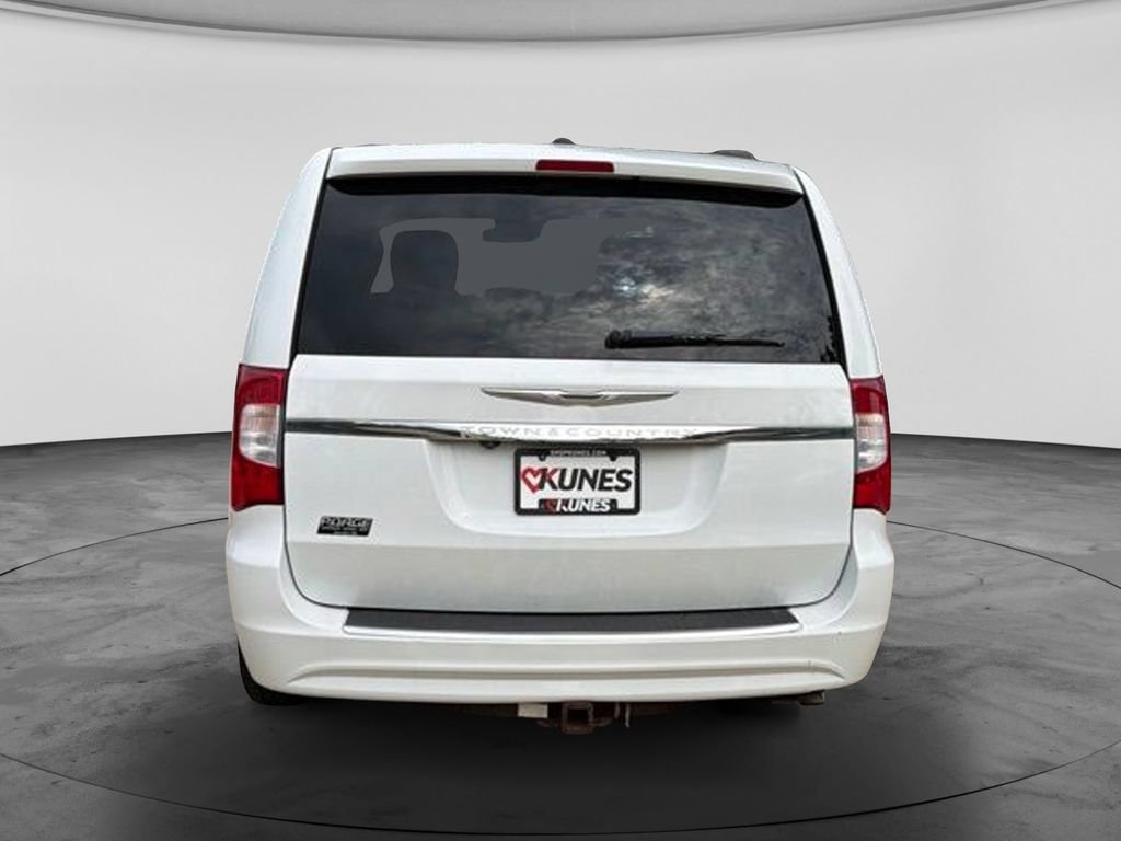 Used 2014 Chrysler Town & Country Touring FWD image 8
