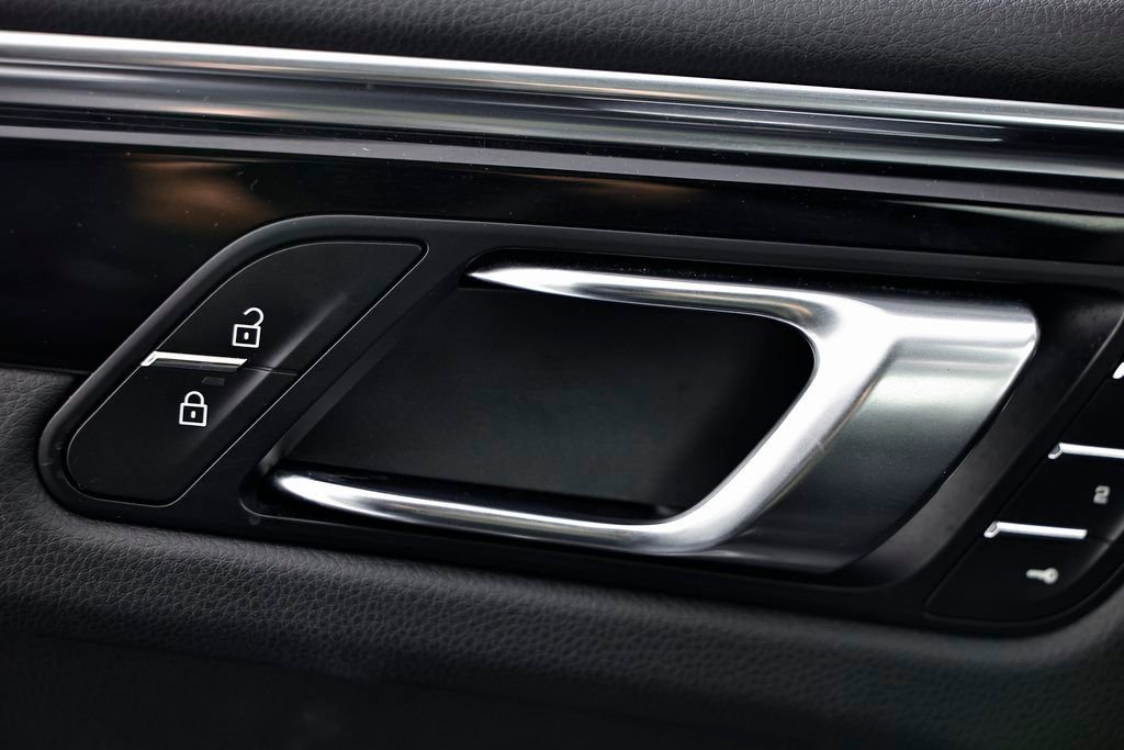 Certified 2025 Porsche Macan image 20