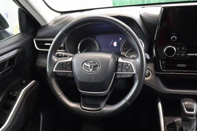 Used 2024 Toyota Highlander LE image 16