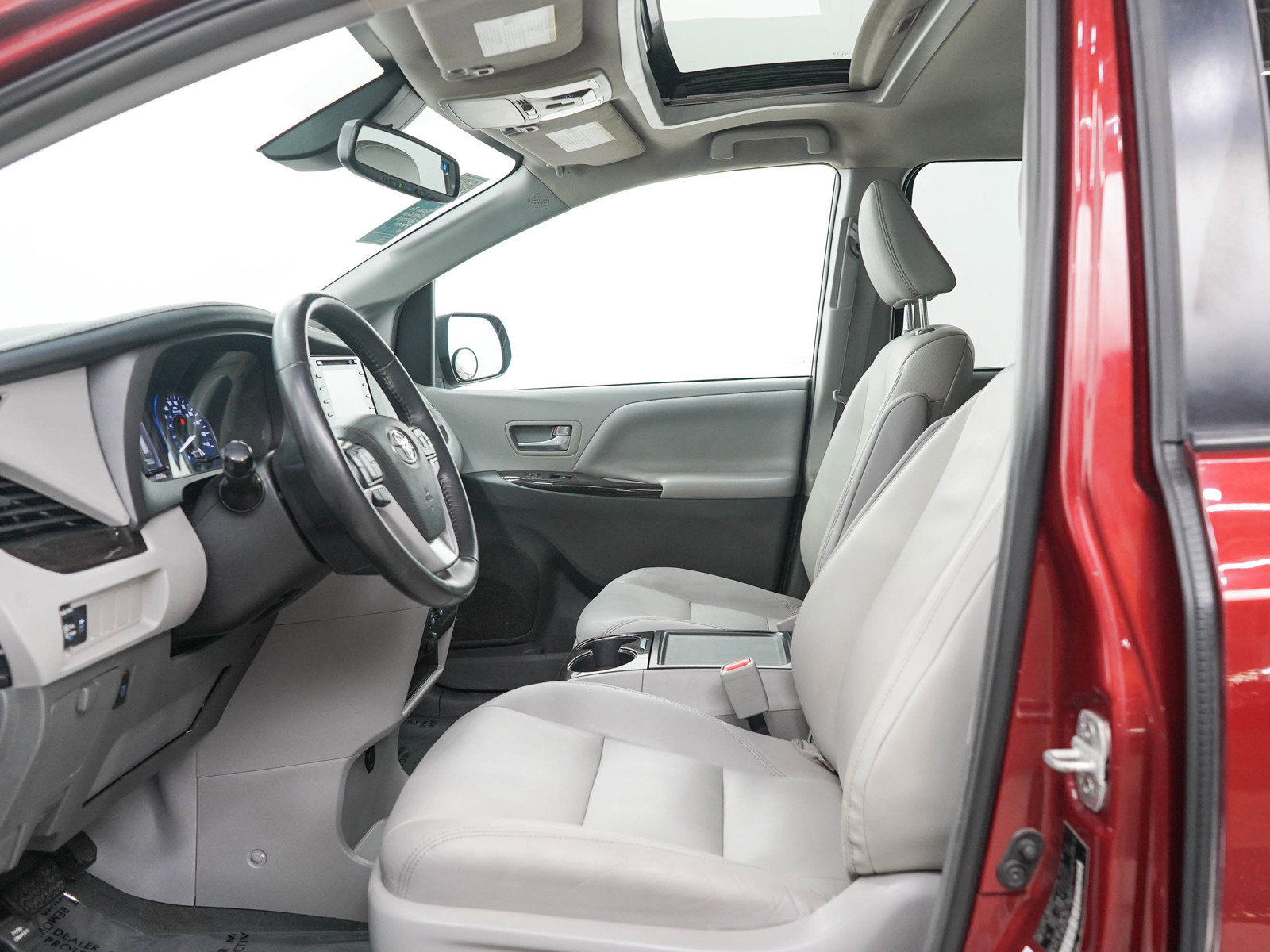 Used 2019 Toyota Sienna XLE FWD image 22