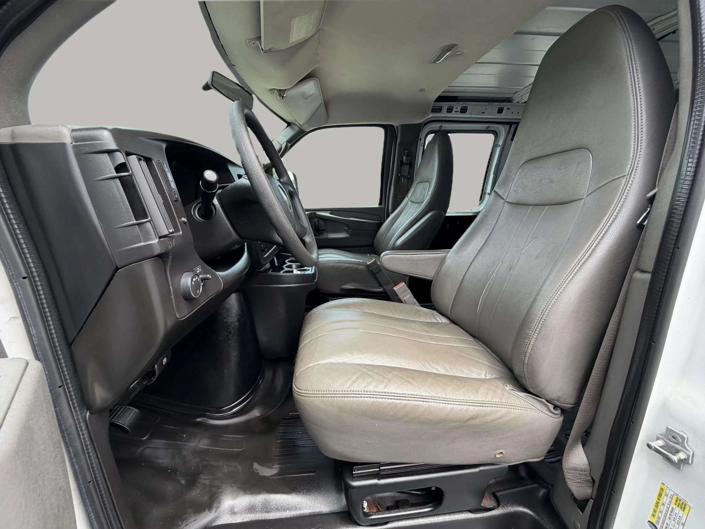 Used 2015 GMC Savana 3500 RWD image 21