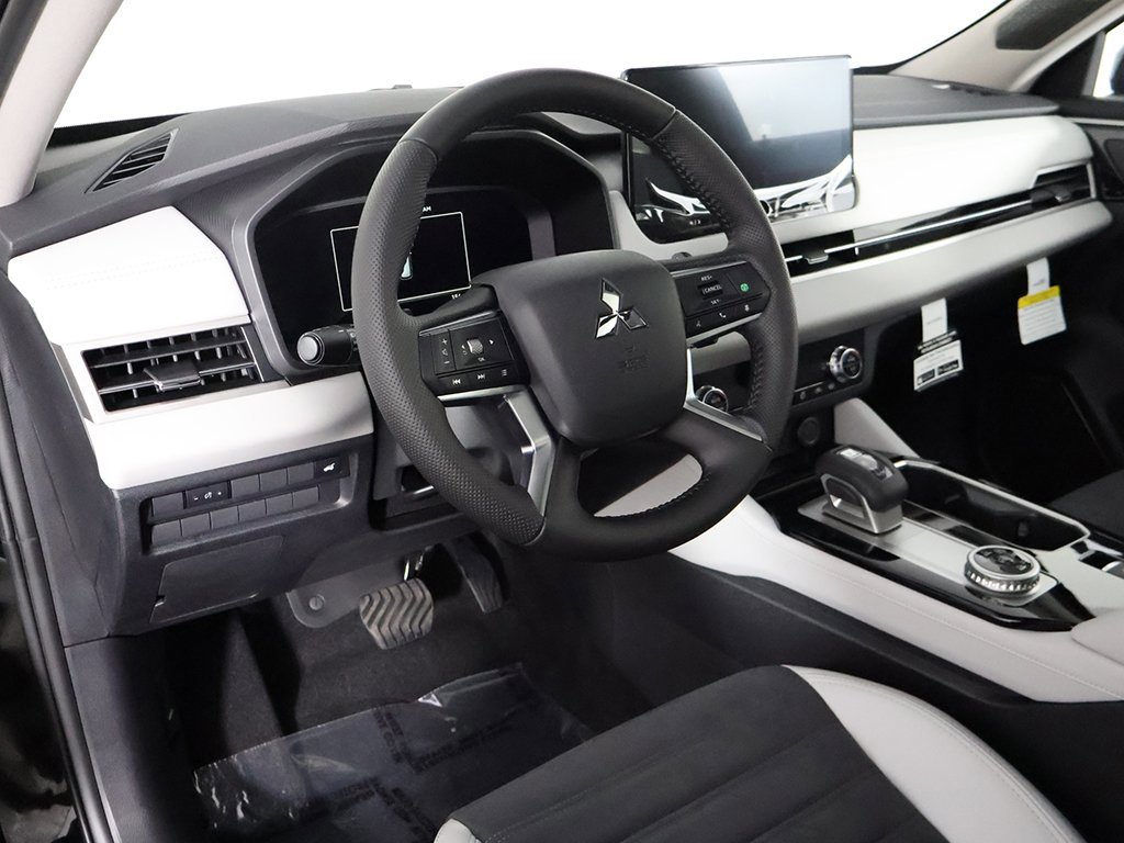 New 2025 Mitsubishi Outlander SE image 30