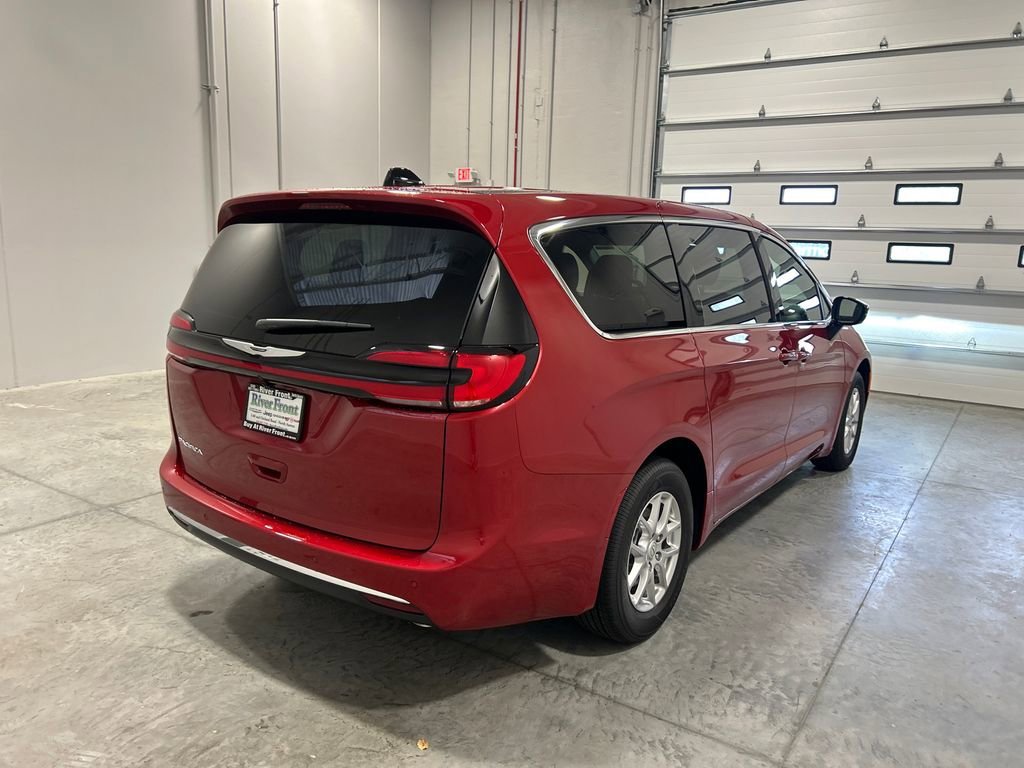 New 2026 Chrysler Pacifica Select image 6