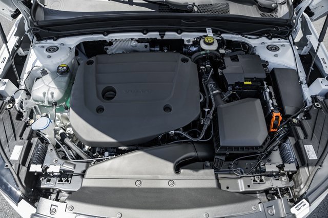 Certified 2025 Volvo XC40 B5 Plus w/ Protection Package Premier image 17