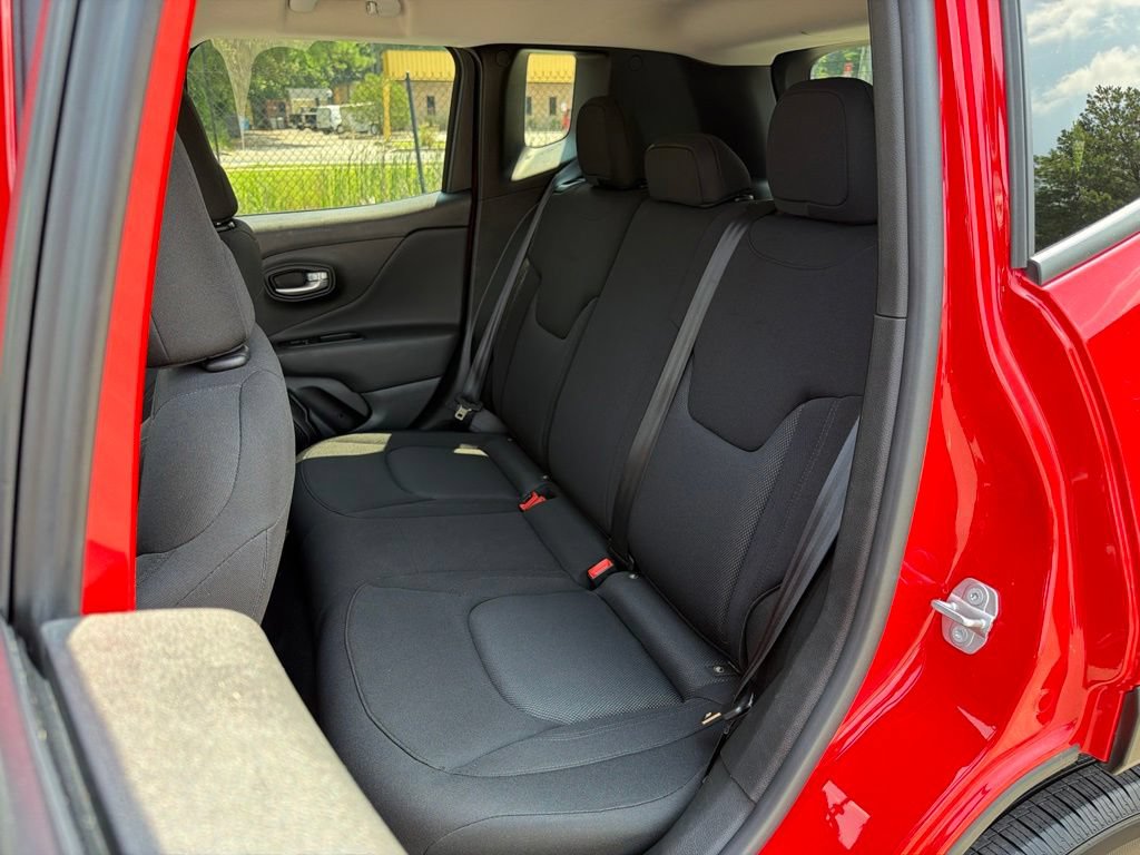 Used 2023 Jeep Renegade Latitude AWD/4WD image 19