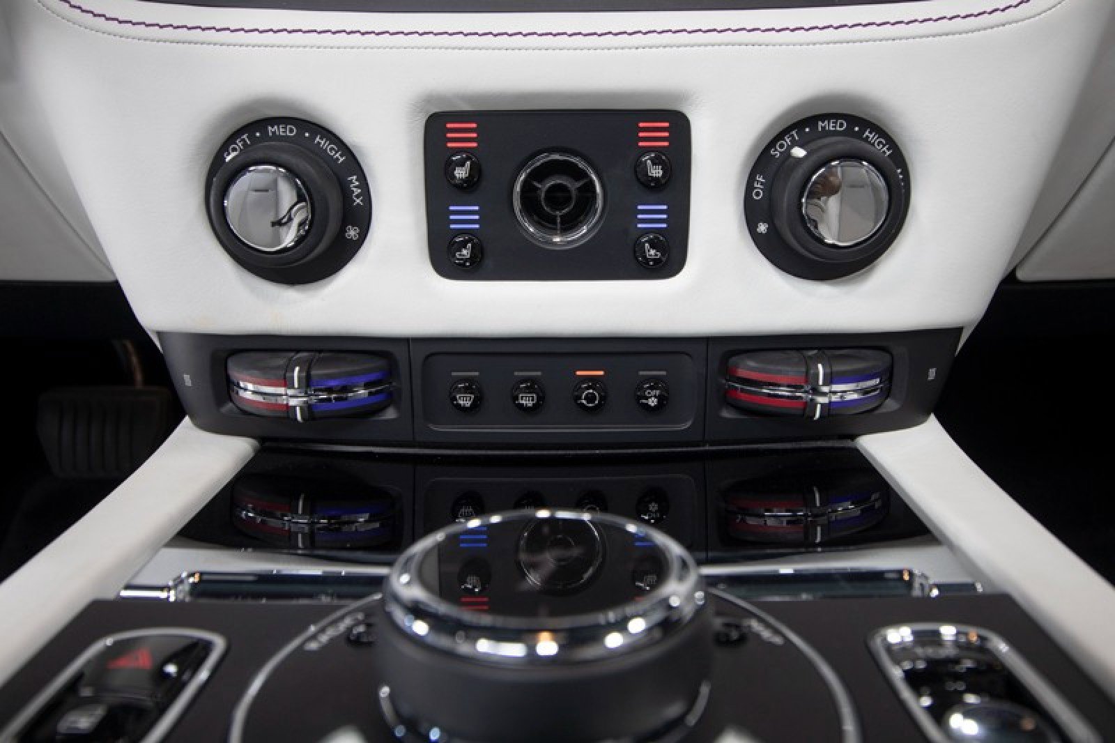 Used 2017 Rolls-Royce Dawn image 36