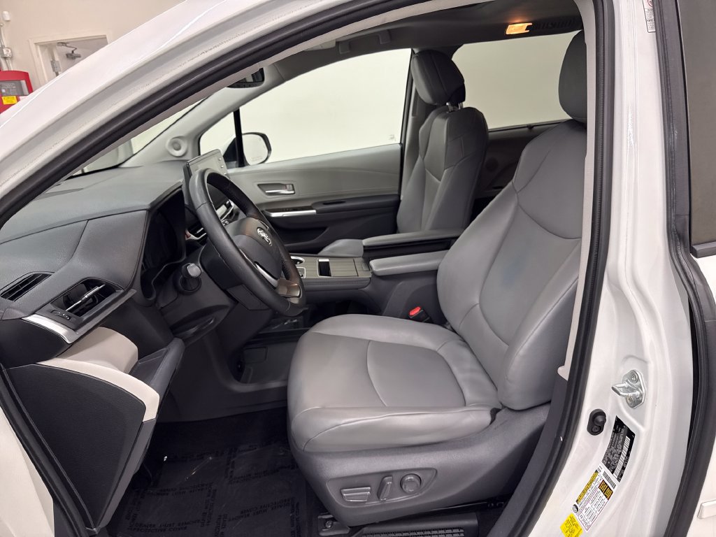 Used 2021 Toyota Sienna XLE w/ XLE Plus Package FWD image 14