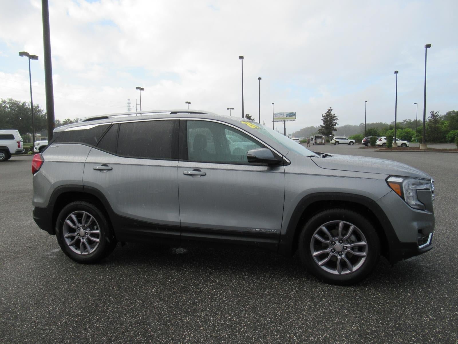 Used 2024 GMC Terrain SLT w/ Infotainment Package II FWD image 2